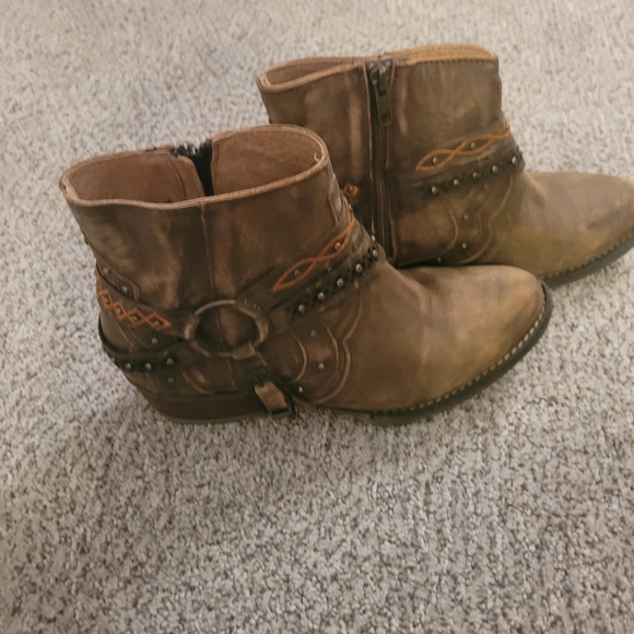 Women's size 8.5 Like New Leather Booties - Picture 6 of 7